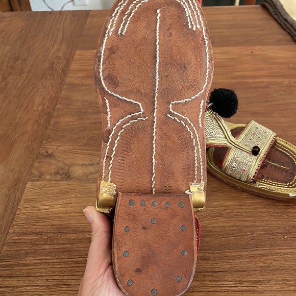 Fantastic hand made leather sandals with gold embroidery and pom poms - Picture 3 of 7